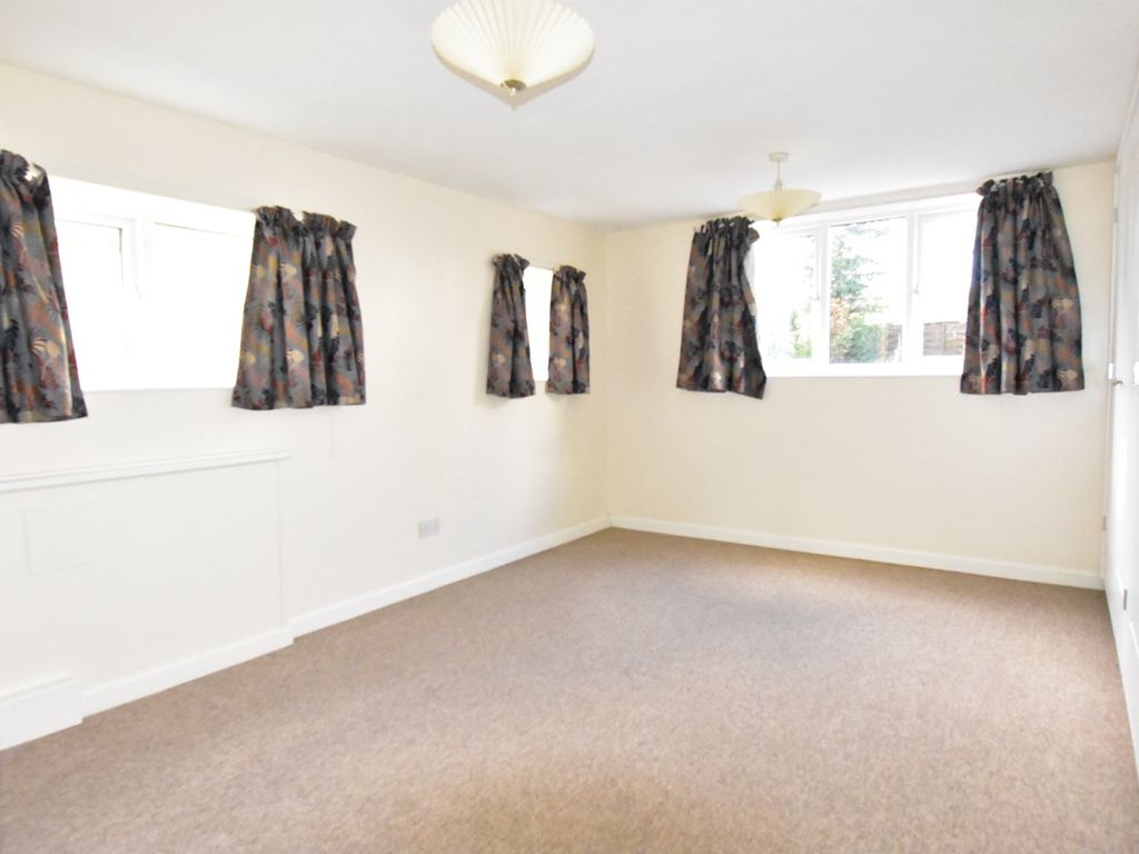 2 bed flat for sale in High Street, Tewkesbury GL20, £165,000