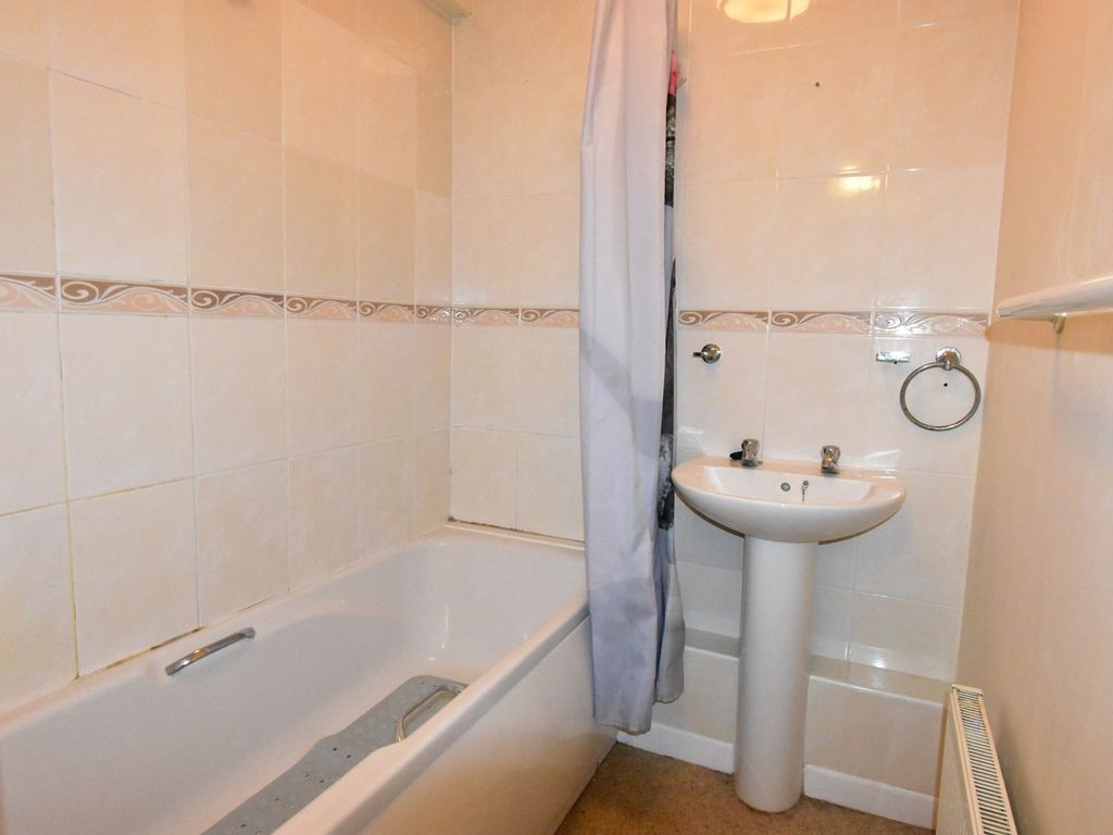 2 bed flat for sale in High Street, Tewkesbury GL20, £165,000