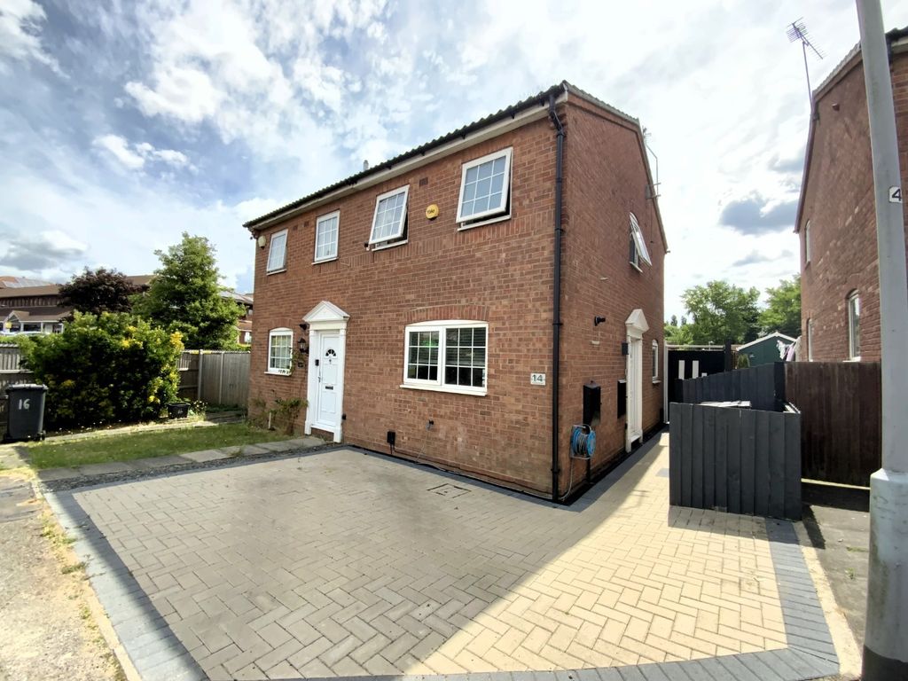 2 bed detached house to rent in Nayland Close, Luton, Bedfordshire LU2, £1,400 pcm