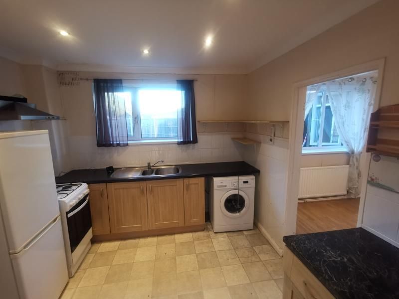 3 bed property to rent in Leven Drive, Waltham Cross EN8, £1,850 pcm