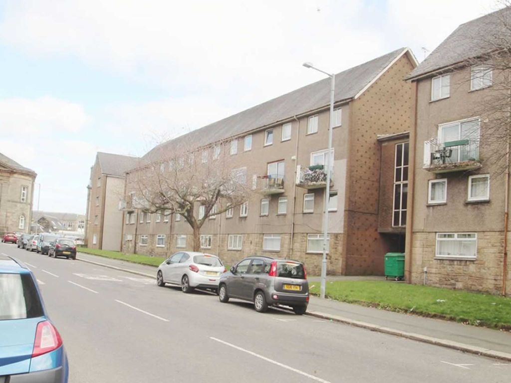 3 bed flat to rent in Wardrop Street, Paisley PA1, £995 pcm