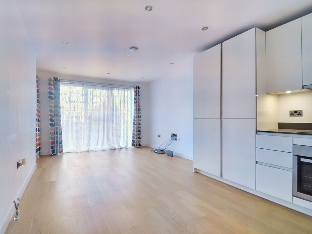 1 bed flat for sale in Churchill Road, Uxbridge UB10, £150,000
