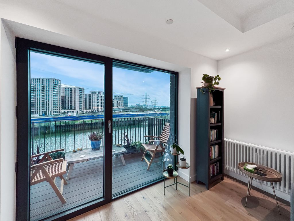 2 bed flat for sale in City Island Way, London E14, £625,000