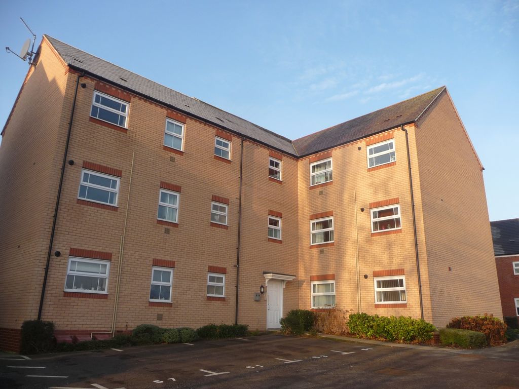 2 bed flat to rent in Walkers Way, Roade, Northamptonshire NN7, £925 pcm