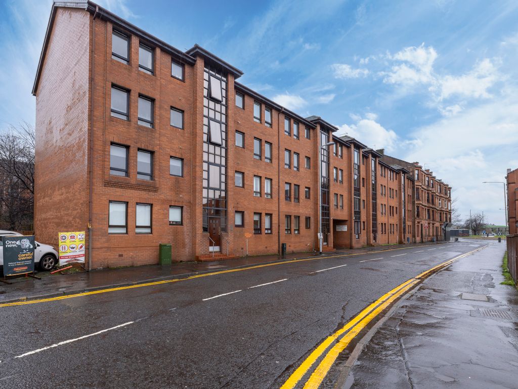 2 bed flat for sale in Rosevale Street, Glasgow G11, £150,000