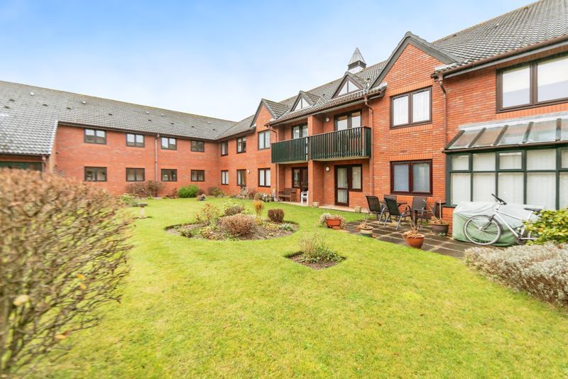 1 bed flat for sale in Magnolia Court, Reading RG5, £160,000