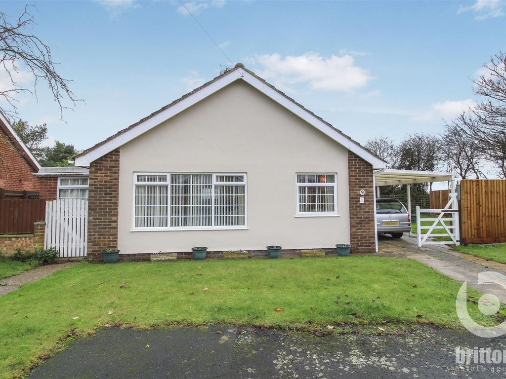 4 bed detached bungalow for sale in Sitka Close, Heacham, King