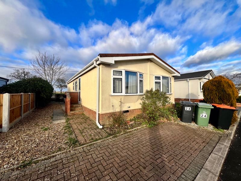 2 bed mobile/park home for sale in The Grove, Woodside Park Homes, Woodside, Luton LU1, £160,000