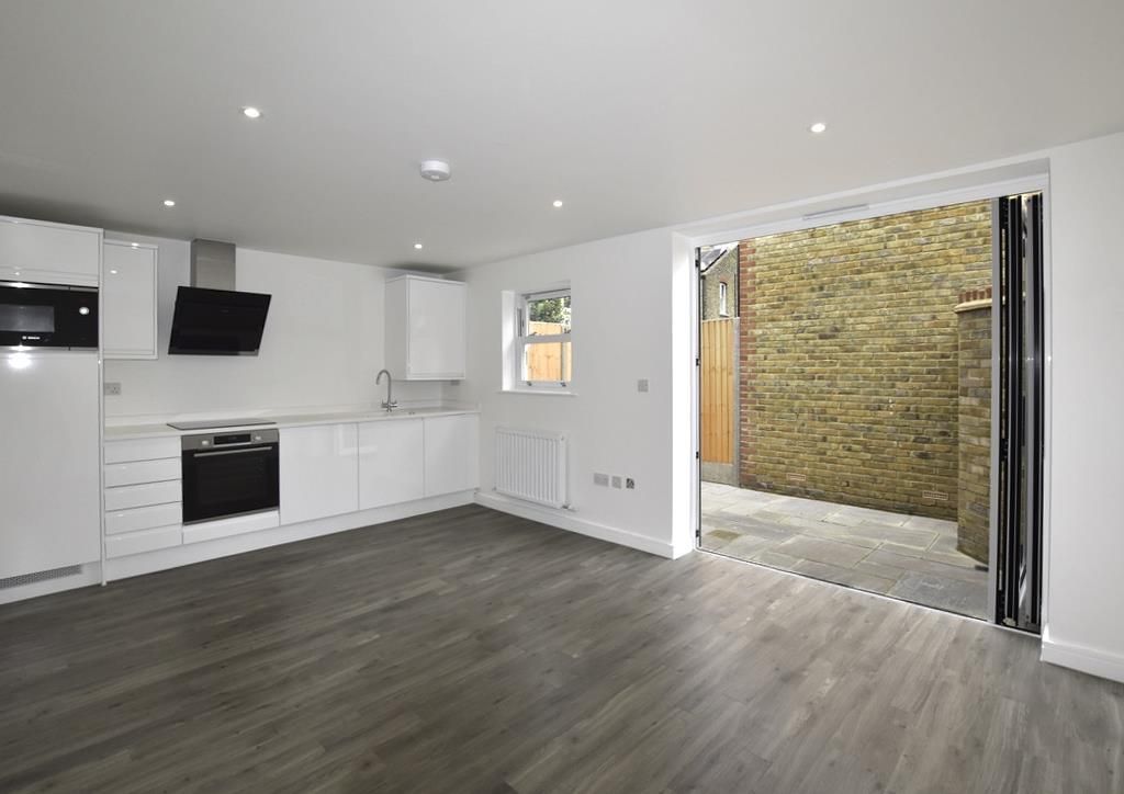 2 bed flat to rent in Latimer Road, Teddington TW11, £2,000 pcm