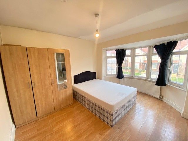 Studio to rent in Rookery Close, Colindale NW9, £925 pcm