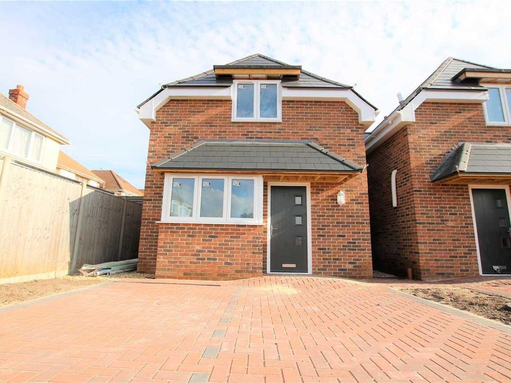 3 bed detached house to rent in Good Road, Poole, Parkstone BH12, £1,450 pcm