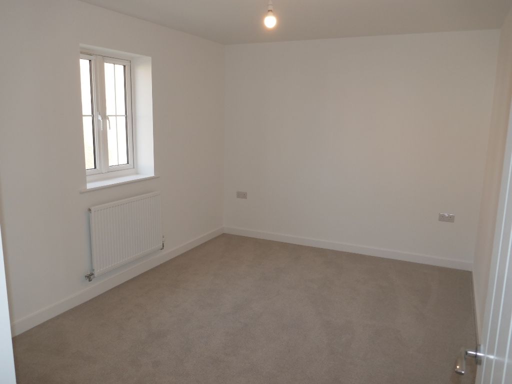2 bed flat to rent in Whimbrel Mead, Yeovil BA22, £975 pcm