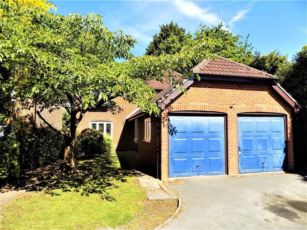 4 bed detached house to rent in Barberry Close, Church Crookham, Fleet GU52, £2,000 pcm
