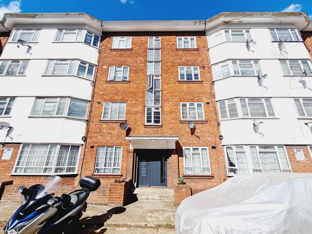 2 bed flat to rent in East Vale, The Vale, London W3, £2,000 pcm