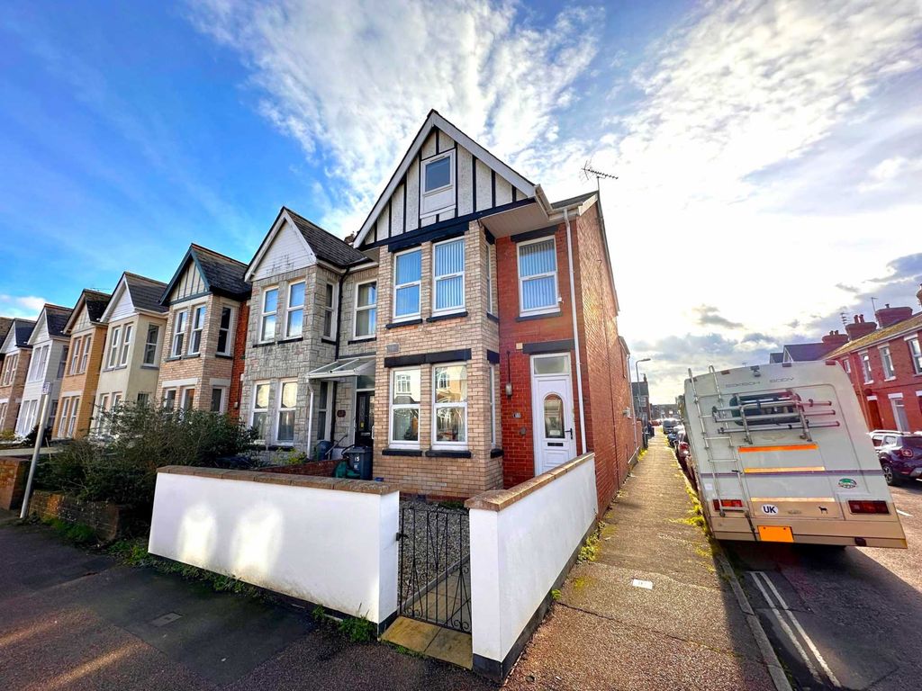 3 bed flat for sale in Woodville Road, Exmouth EX8, £199,950