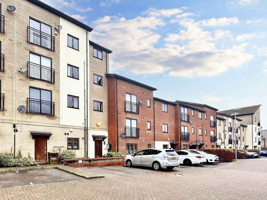 2 bed flat for sale in Goodrington Place, Broughton MK10, £237,000