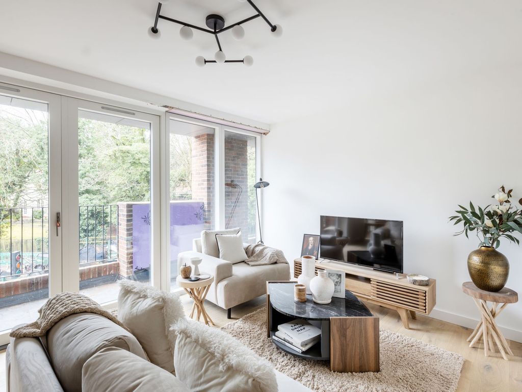 New home, 3 bed flat for sale in Kenley Lane, Sycamores Kenley Lane CR8, £450,000