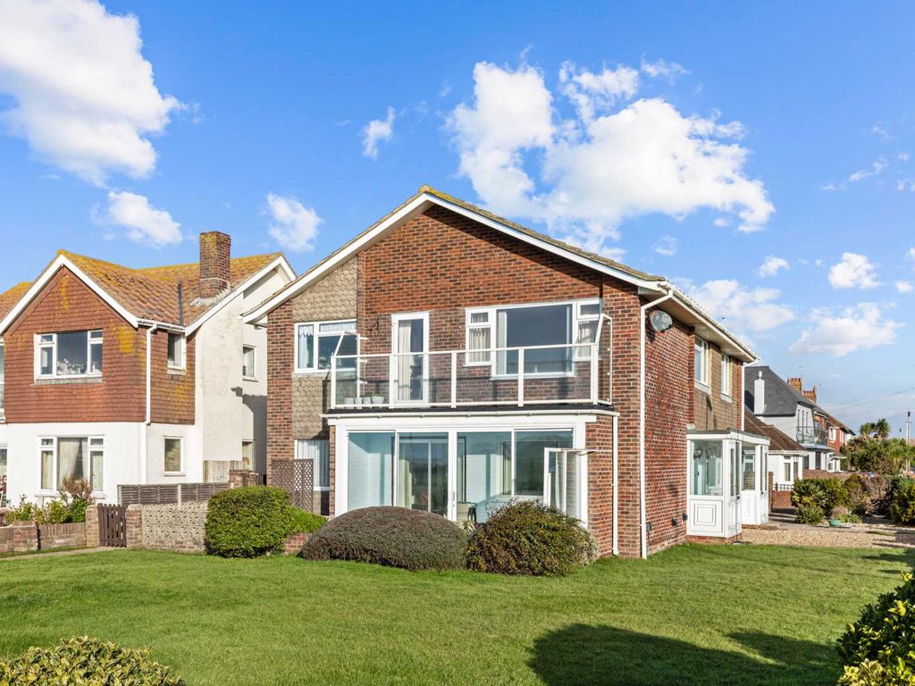 2 bed flat for sale in Seafield Avenue, Worthing BN12, £425,000