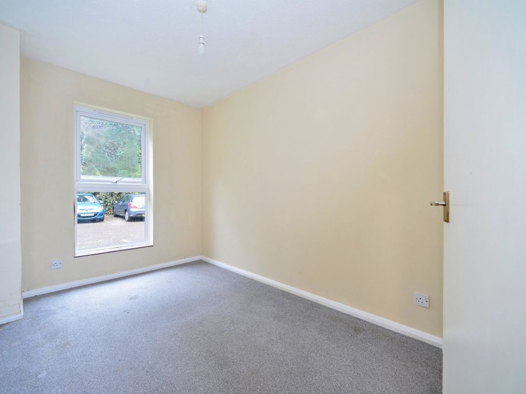 2 bed flat for sale in Charterhouse Road, Godalming, Surrey GU7, £235,000