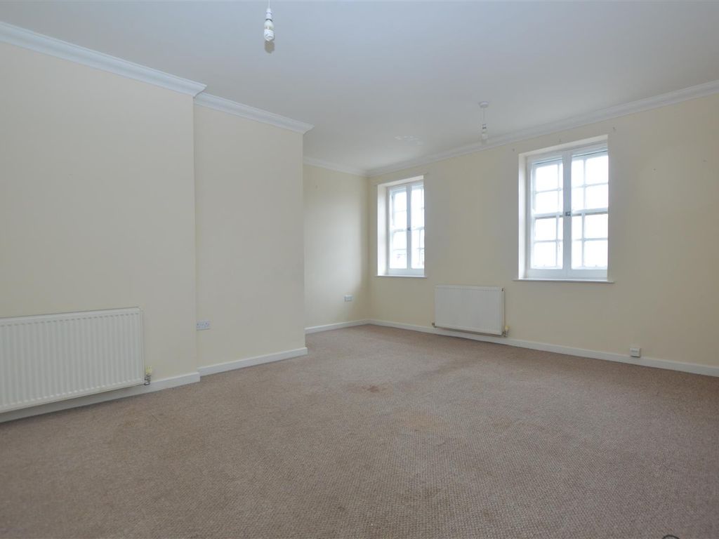 2 bed flat to rent in High Street, Attleborough NR17, £795 pcm