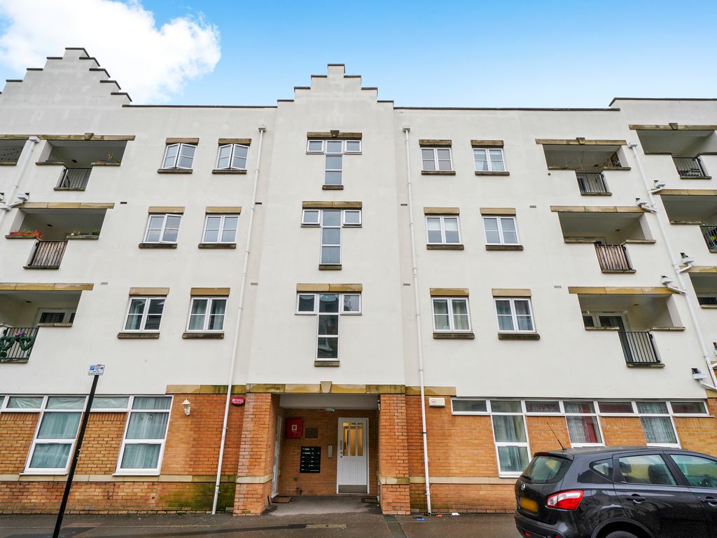2 bed flat to rent in Morrish Road, London SW2, £2,400 pcm