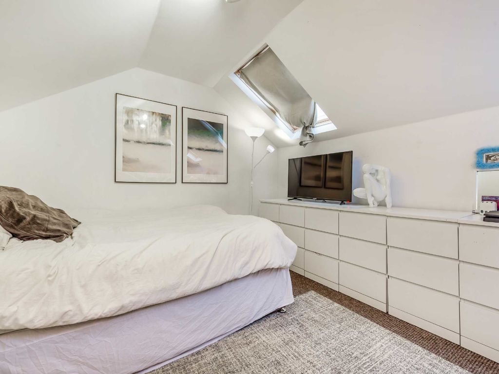 3 bed flat for sale in Archway Road, London N6, £550,000
