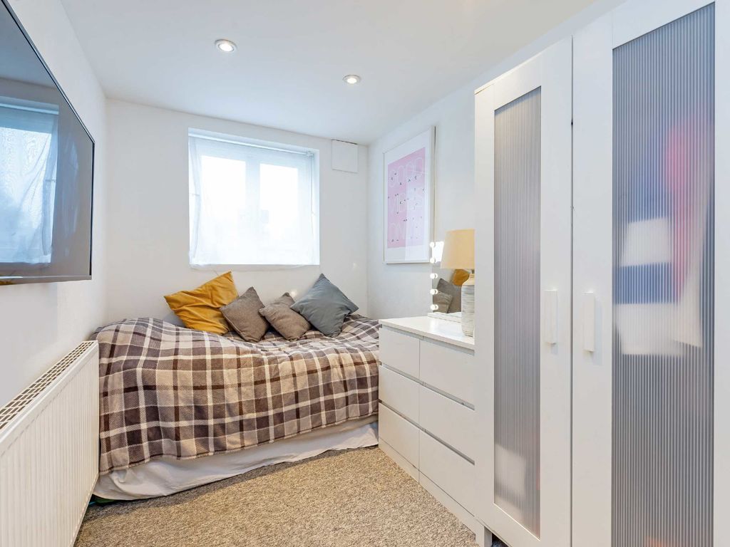 3 bed flat for sale in Archway Road, London N6, £550,000
