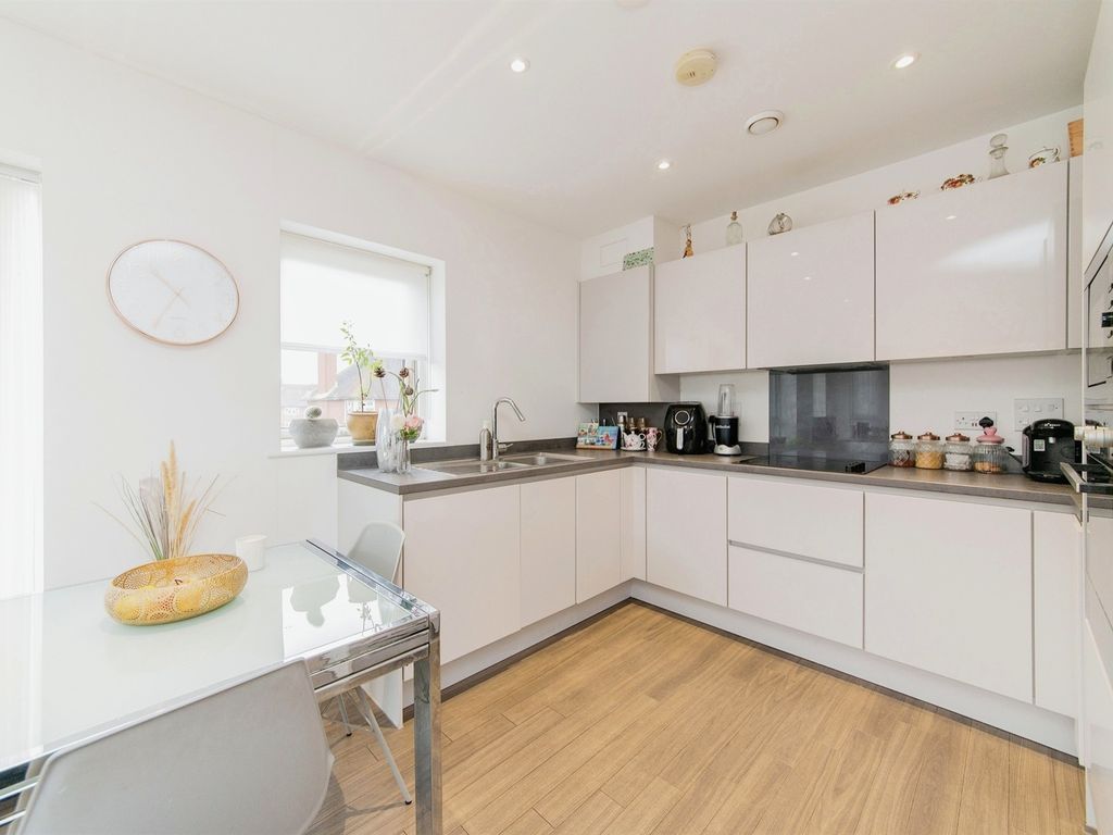 2 bed flat for sale in Henbury Way, Watford WD19, £350,000