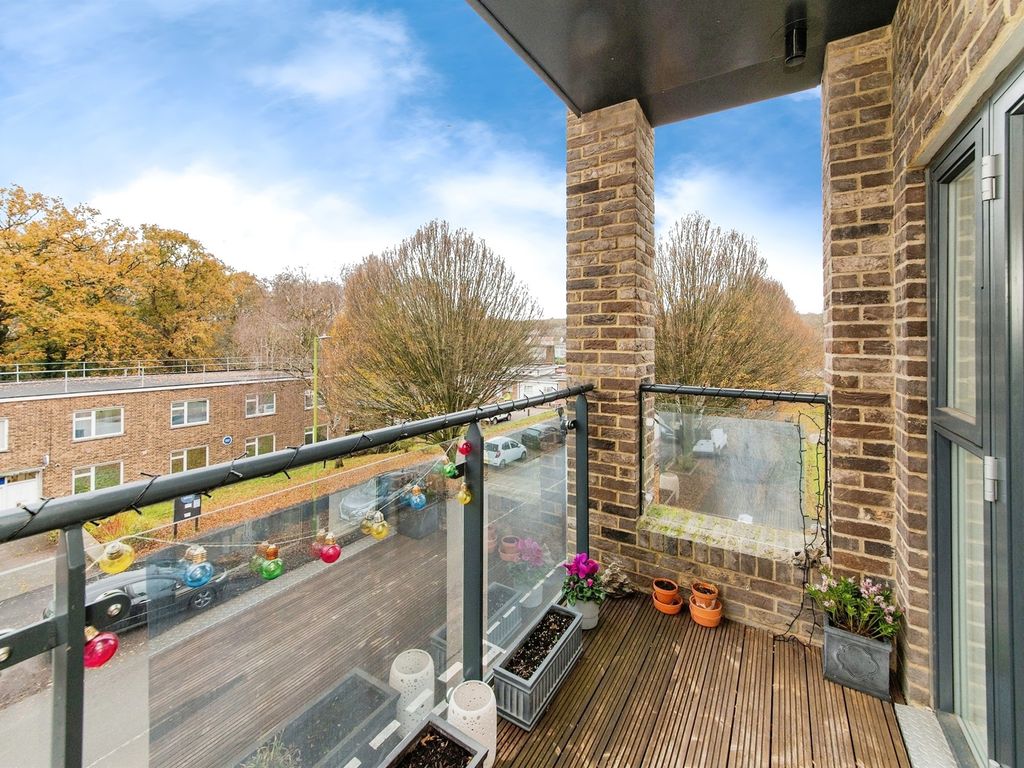 2 bed flat for sale in Henbury Way, Watford WD19, £350,000