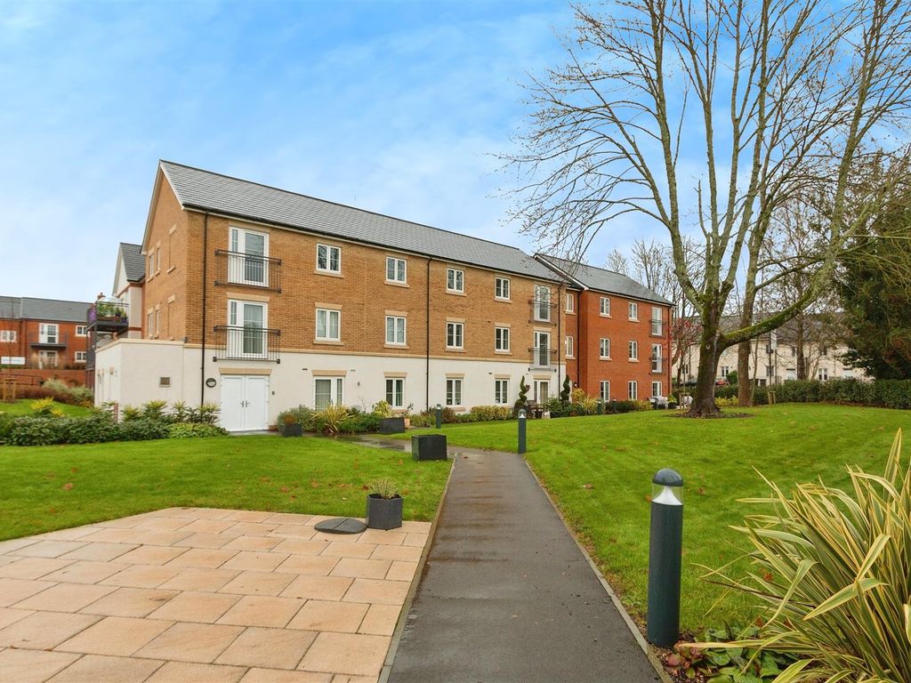 1 bed flat for sale in Orchard Lane, Alton GU34, £325,000