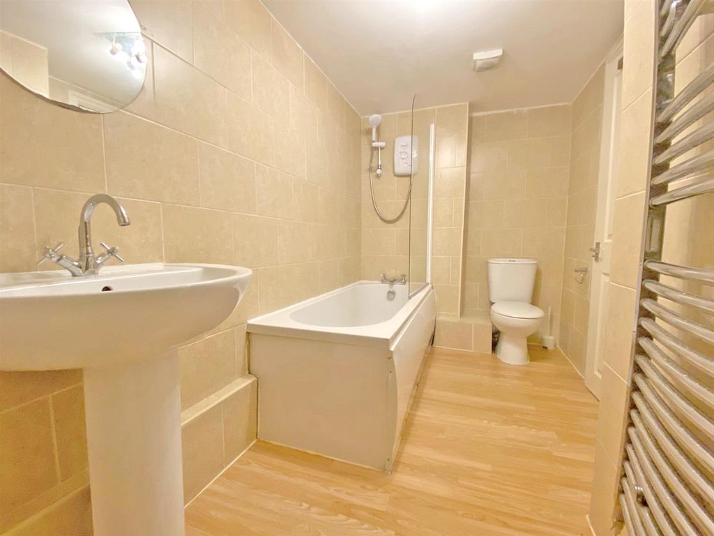 1 bed flat for sale in Heywood Road, Harrogate HG2, £149,995