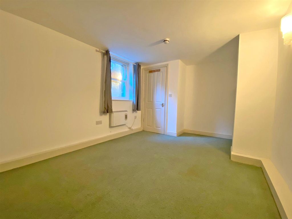 1 bed flat for sale in Heywood Road, Harrogate HG2, £149,995