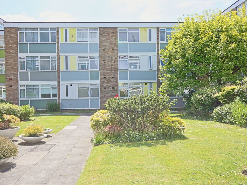 2 bed flat to rent in South View Court, Woking GU22, £1,350 pcm