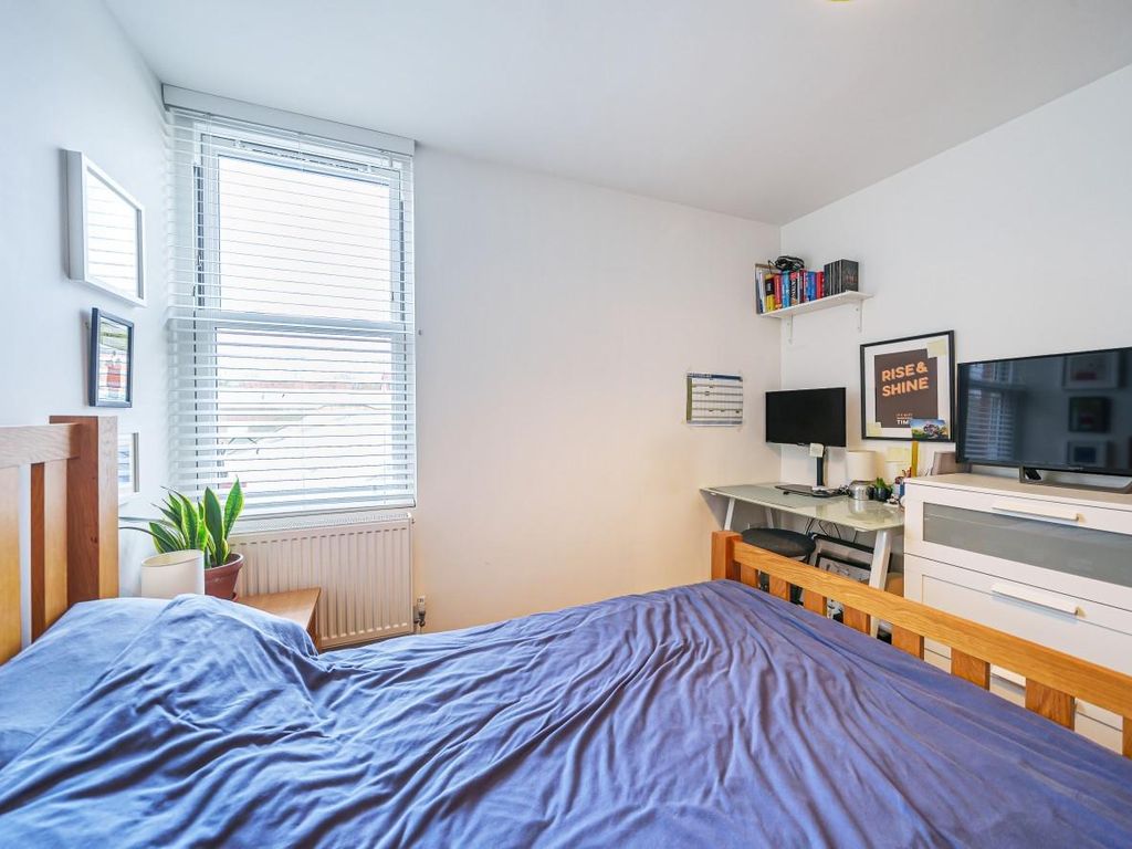 1 bed flat for sale in High Street, Bagshot GU19, £170,000