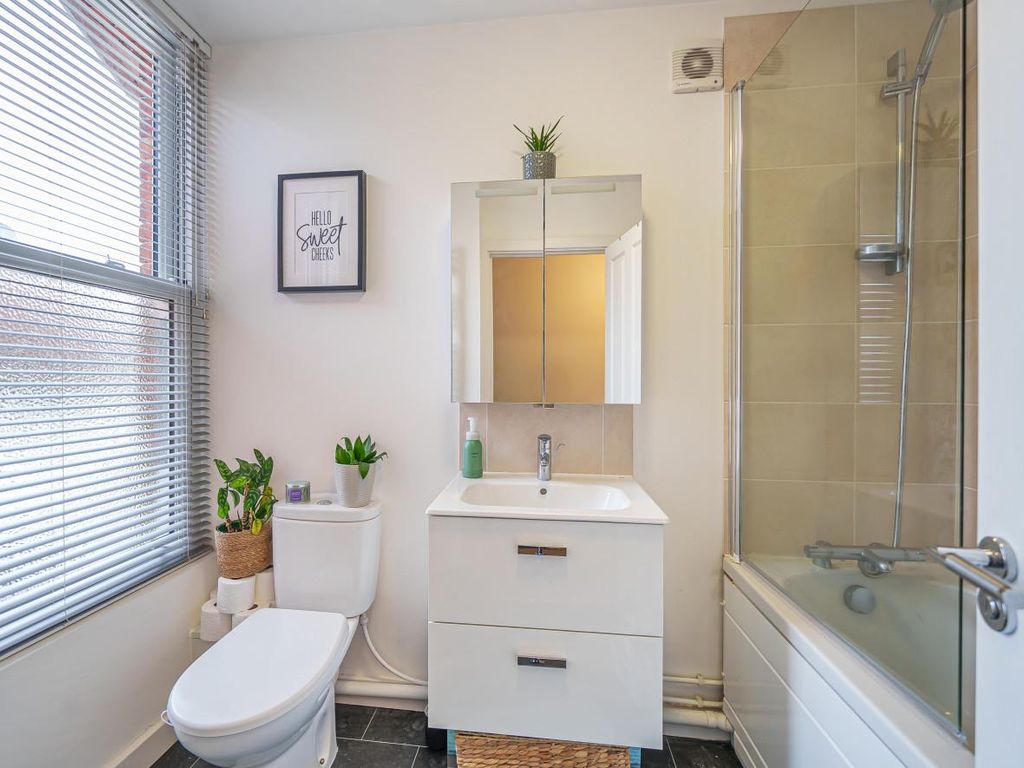 1 bed flat for sale in High Street, Bagshot GU19, £170,000