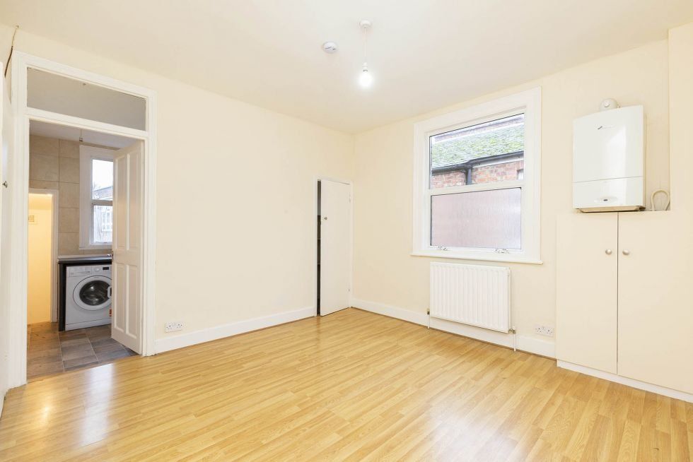 3 bed flat to rent in Newton Road, London NW2, £2,401 pcm
