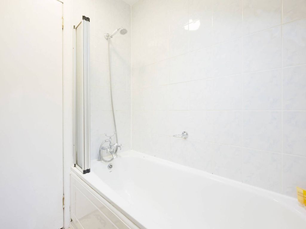 2 bed flat for sale in Young Street South Lane, New Town, Edinburgh EH2, £275,000