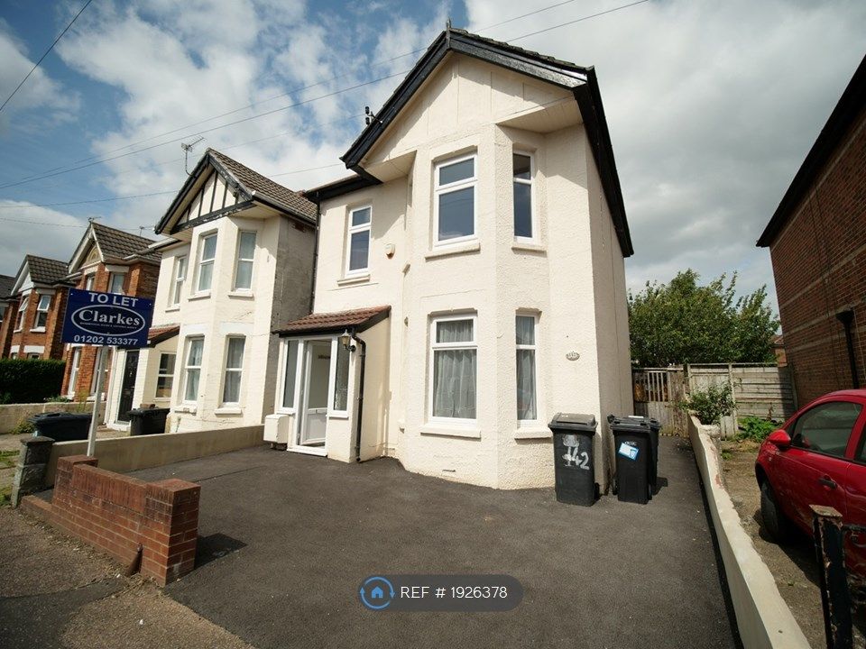 5 bed detached house to rent in Shelbourne Road, Bournemouth BH8, £2,625 pcm