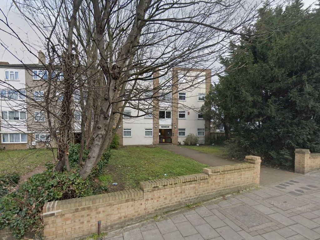2 bed flat to rent in Burnt Ash Hill, London SE12, £1,500 pcm