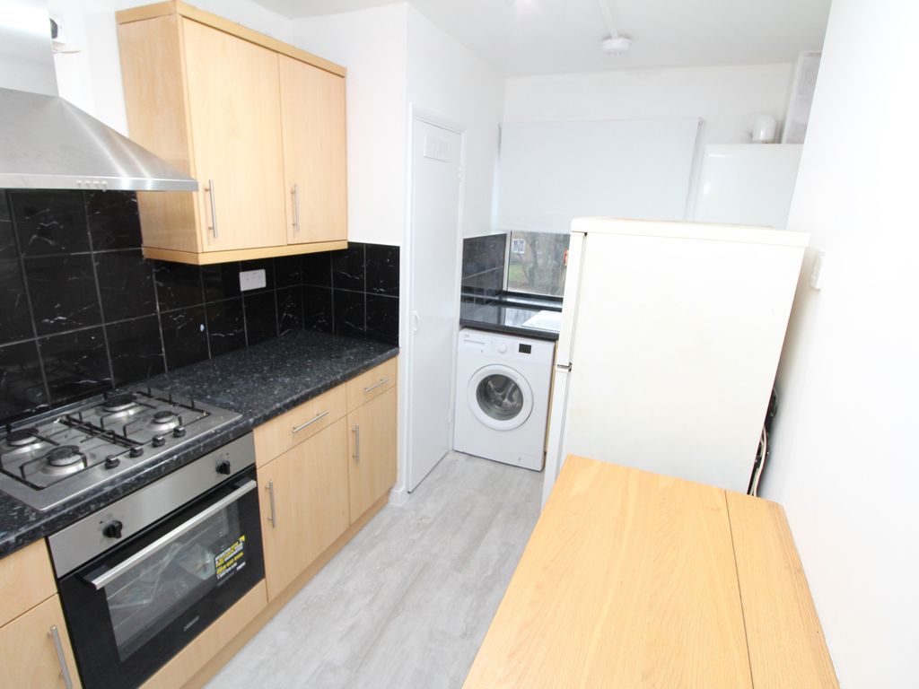 2 bed flat to rent in Burnt Ash Hill, London SE12, £1,500 pcm