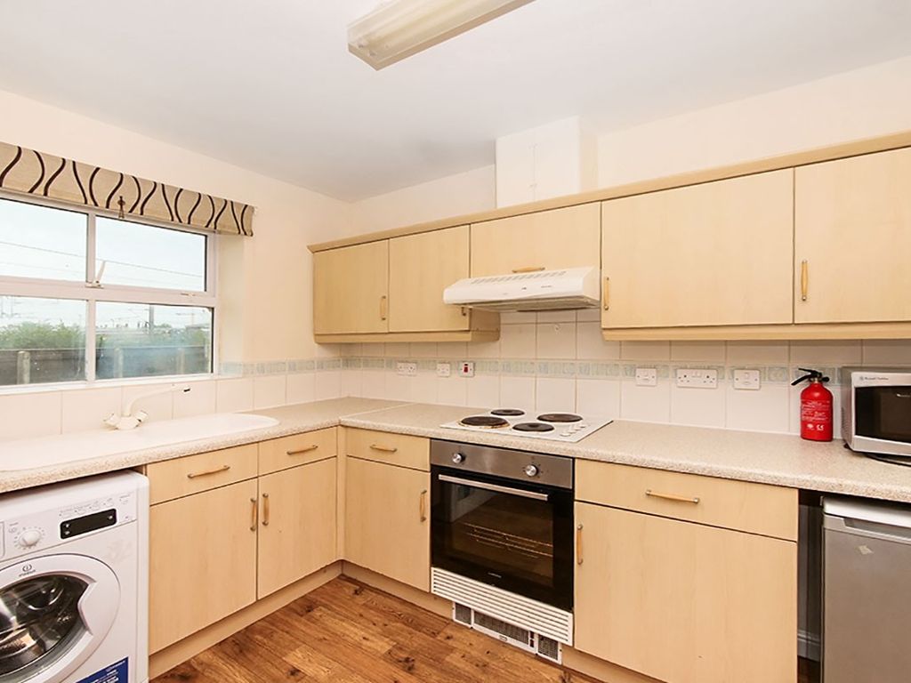 2 bed flat for sale in Beaconsfield Road, London N11, £375,000