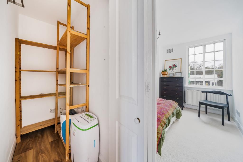 2 bed flat for sale in Holders Hill Road, Mill Hill East NW7, £350,000