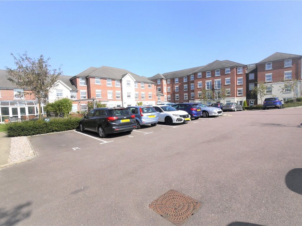 1 bed flat for sale in High Street, Ongar, Essex CM5, £220,000