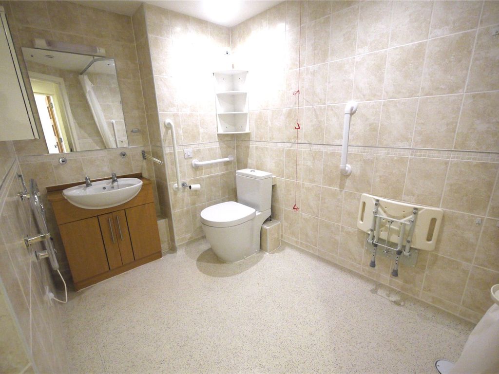 1 bed flat for sale in High Street, Ongar, Essex CM5, £220,000