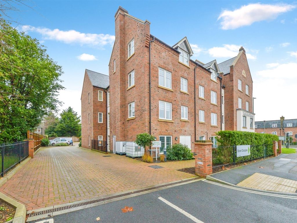 2 bed flat for sale in Great North Road, Hatfield AL9, £400,000