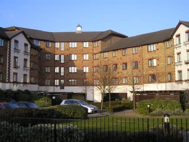 2 bed flat to rent in Juniper Court, Hanworth Road, Hounslow TW3, £1,550 pcm