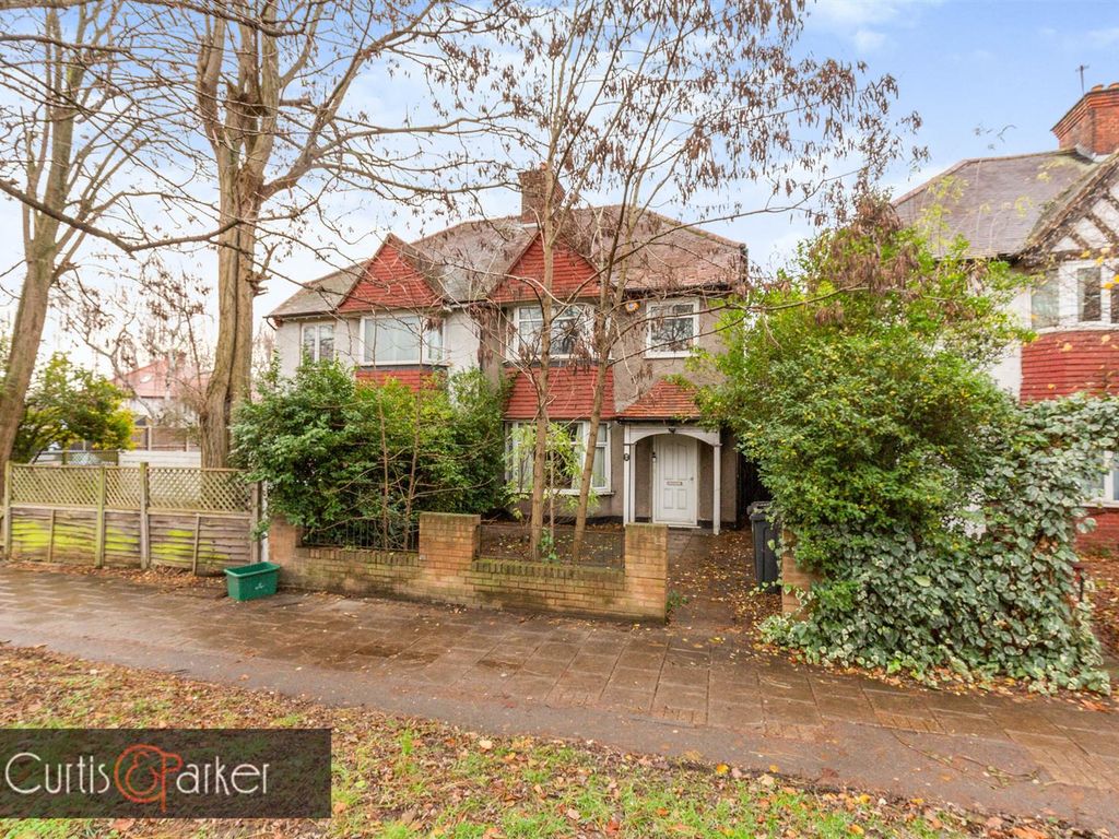 5 bed property for sale in Gunnersbury Avenue, Acton W3, £895,000