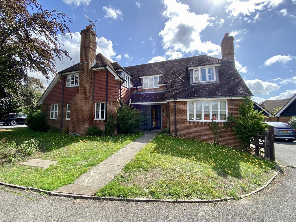 5 bed detached house for sale in Borton Close, Yalding, Maidstone ME18, £750,000