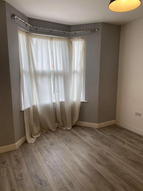 Studio to rent in Plumstead High Street, London SE18, £975 pcm