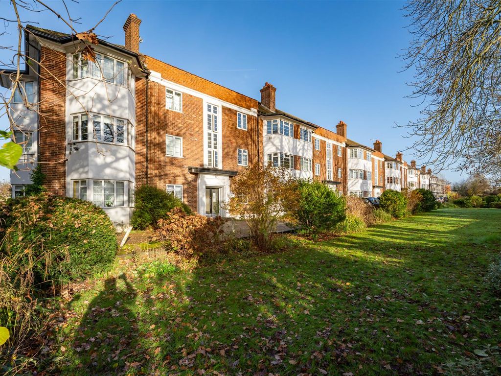 2 bed flat for sale in Great West Road, Hounslow TW5, £390,000